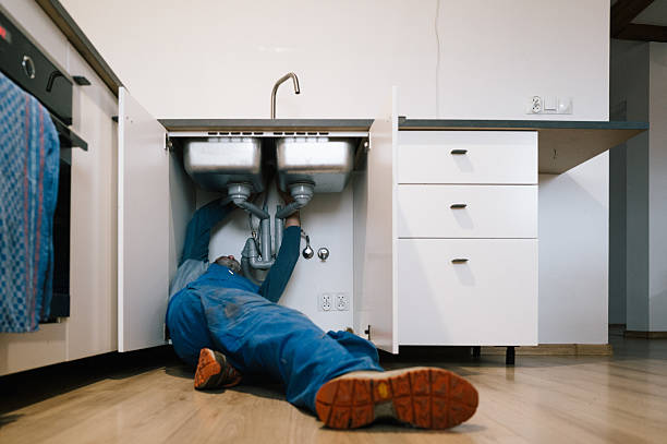 Professional Emergency Plumber technician working in Modoc, IN